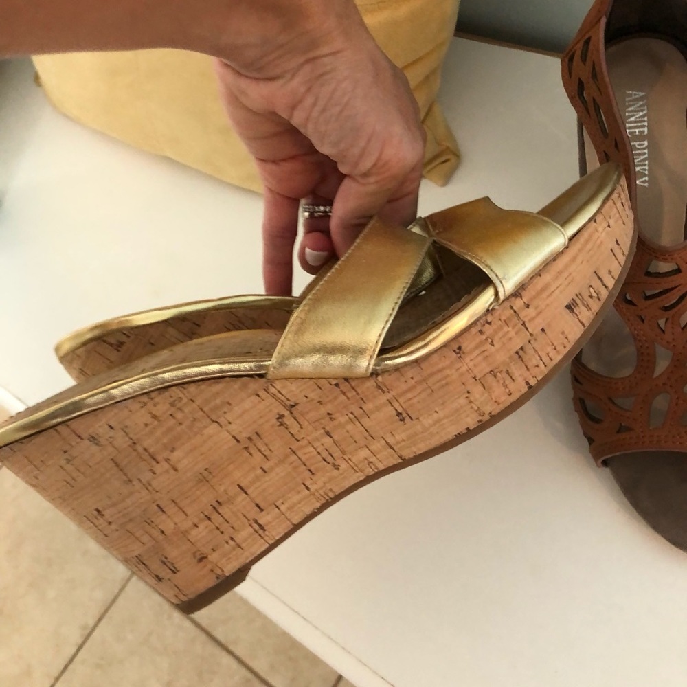 7.5 women’s heal wedge summer sandal - Picture 7 of 7